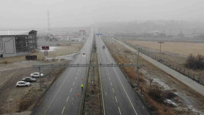43 İlin Geçiş Güzergahında Kar Alarmı: Afad Yardım Tırlarının Dışındaki Ağır Tonajlı Araçlar Bekletildi