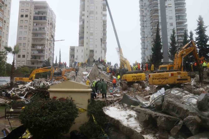 Adana’da 17 Katlı Apartmanın Enkazından 2 Kişinin Cansız Bedenine Ulaşıldı