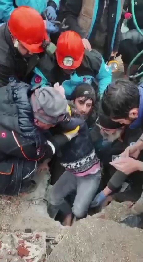 8 Saat Sonra Bir Kız Çocuğu Enkazdan Çıkarıldı