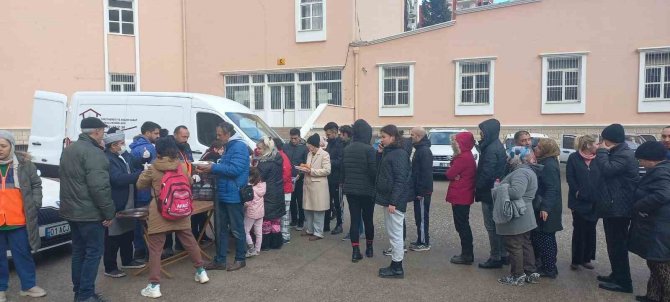 Öğretmenevinden Depremzedelere Yemek
