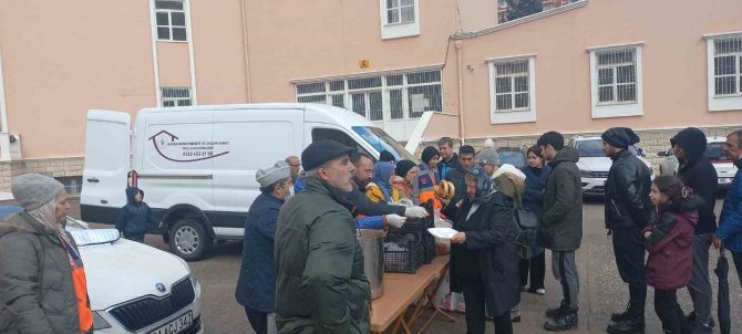 Öğretmenevinden Depremzedelere Yemek
