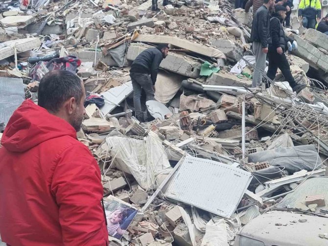 Adana’da 8 Kişi İçin Belur Apartmanı’nda Umutlu Bekleyiş