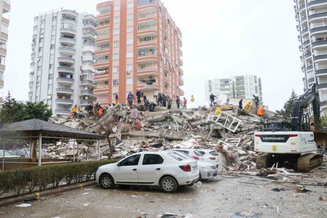 Adana’da 17 Katlı Apartmanın Enkazından 2 Kişinin Cansız Bedenine Ulaşıldı