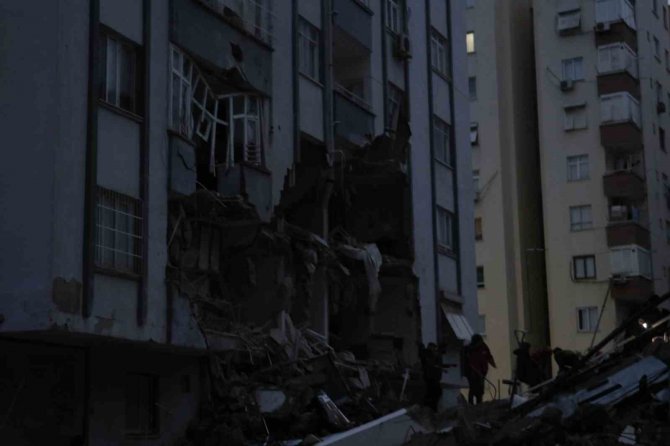 Adana’da Yıkılan Binalardan Kurtarılma Çalışması Sürüyor
