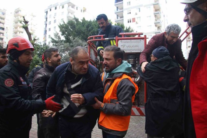 Artçı Depremde Mahsur Kalan 4 Kişi Kurtarıldı