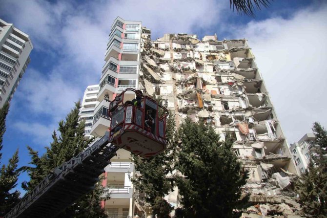 Artçı Depremde Mahsur Kalan 4 Kişi Kurtarıldı