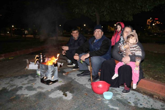 Adana’da Vatandaşlar Geceyi Park Ve Bahçelerde Geçiriyor
