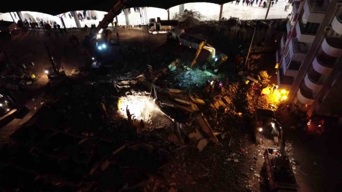 Yıkılan 14 Katlı Binadaki Kurtarma Çalışması Devam Ediyor
