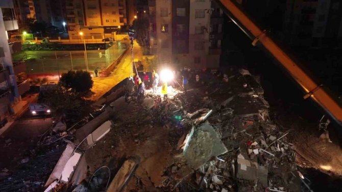 Yıkılan 14 Katlı Binadaki Kurtarma Çalışması Devam Ediyor