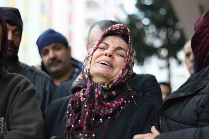 Yıkılan Binadan 4 Kişi Çıkartıldı