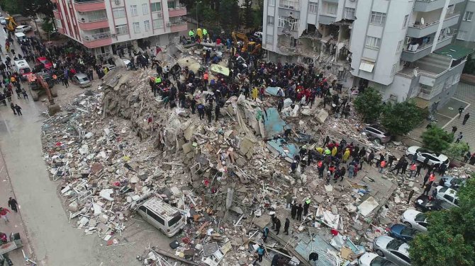 Yıkılan Binadan 4 Kişi Çıkartıldı
