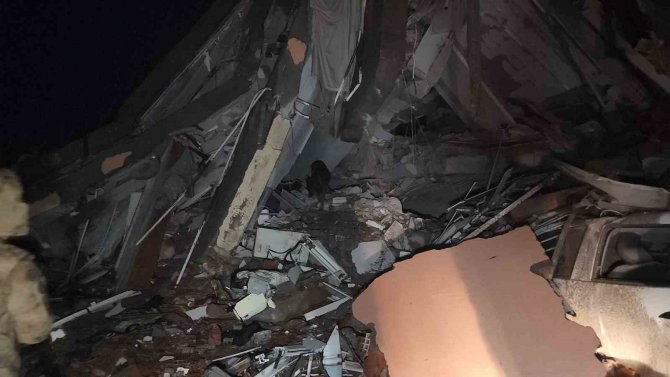 Göçük Altında Kalan 64 Yaşındaki Vatandaş 15 Saat Sonra Kurtarıldı