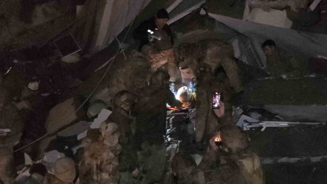 Göçük Altında Kalan 64 Yaşındaki Vatandaş 15 Saat Sonra Kurtarıldı