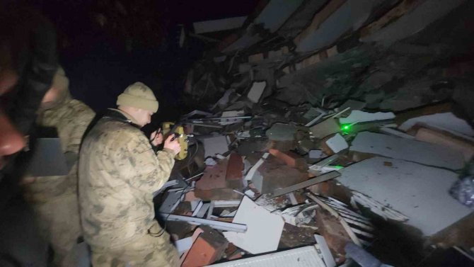 Göçük Altında Kalan 64 Yaşındaki Vatandaş 15 Saat Sonra Kurtarıldı