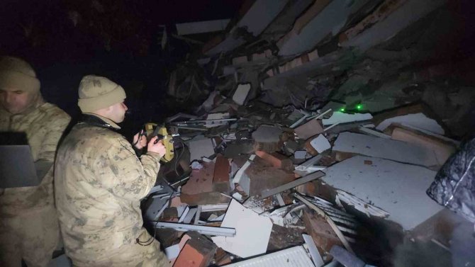 Enkaz Altında Kalan Ak Parti Adıyaman Milletvekili Taş’ı Arama Çalışmaları Devam Ediyor