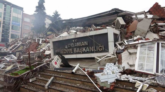 Deprem Belediye Binasını Ve Camileri Yıktı