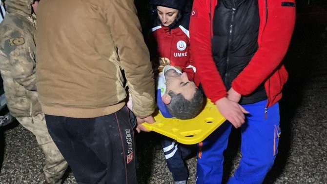 16 Saat Sonra Otel Enkazından Kurtarıldı