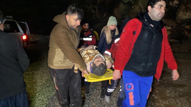 16 Saat Sonra Otel Enkazından Kurtarıldı