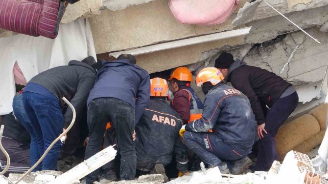 Yıkılan 9 Katlı Apartman Enkazında 8 Saat Sonra 3 Cansız Bedene Ulaşıldı