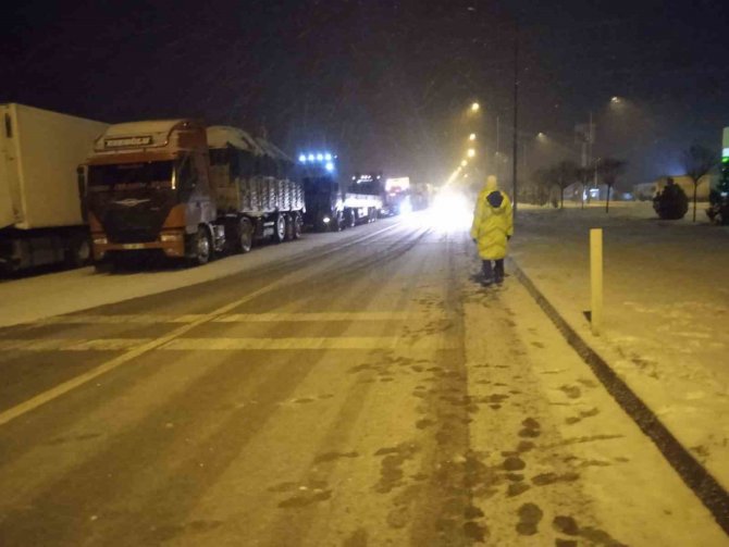 Afyonkarahisar-antalya Kara Yolu Yoğun Kar Yağışı Nedeniyle Tır Geçişine Kapatıldı