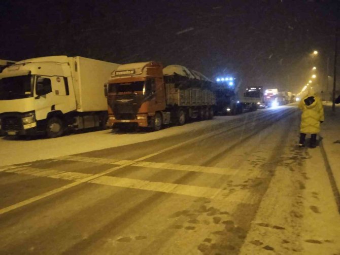 Afyonkarahisar-antalya Kara Yolu Yoğun Kar Yağışı Nedeniyle Tır Geçişine Kapatıldı