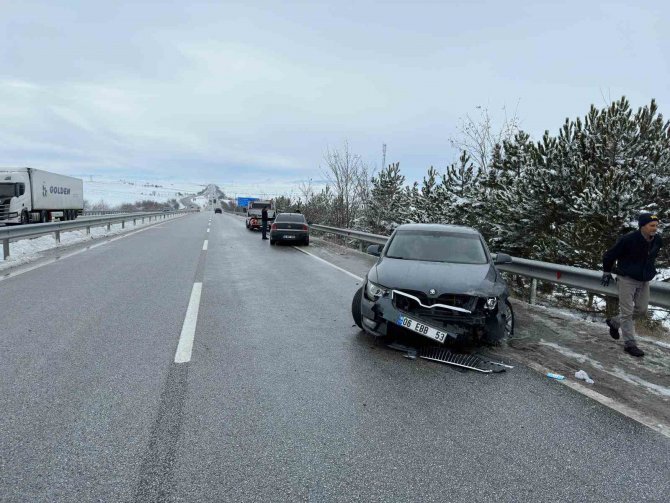 Buzlanan Yollarda Çok Sayıda Kaza Meydana Geldi