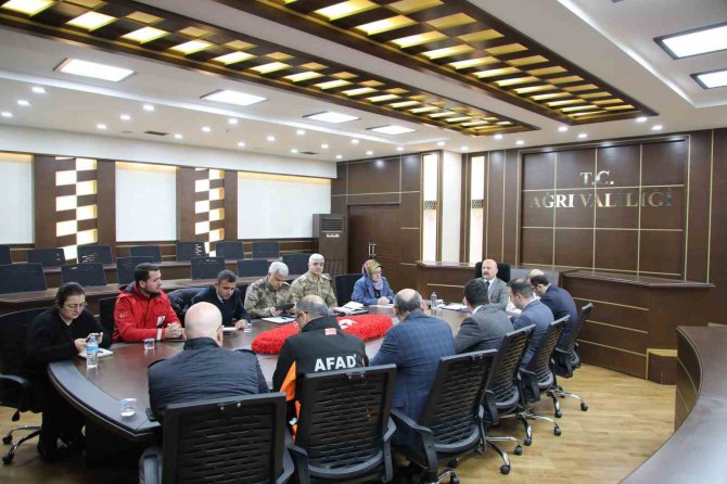 Ağrı’dan Deprem Bölgesine Yardım Ekipleri Yola Çıktı
