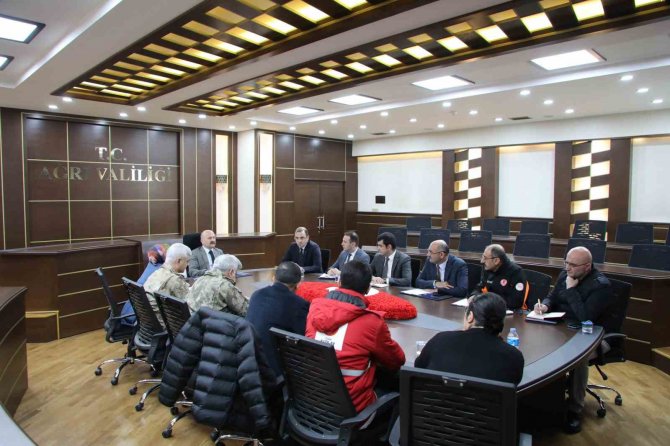 Ağrı’dan Deprem Bölgesine Yardım Ekipleri Yola Çıktı
