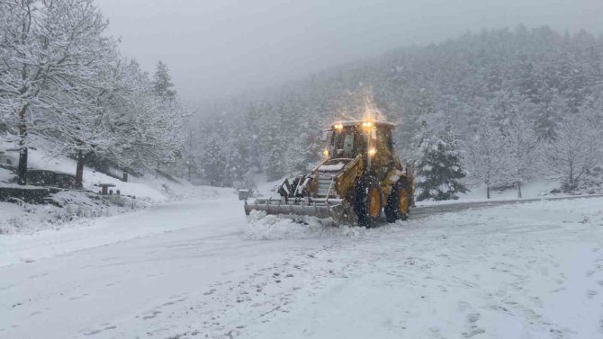 Antalya’nın Akseki İlçesinde 25 Mahalle Yolu Kar Sebebiyle Kapalı