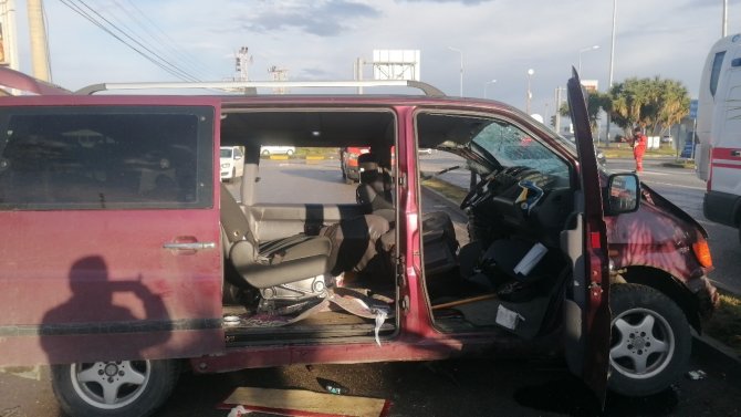 Manavgat’ta İtfaiye Aracı Minibüsle Çarpıştı: 1 Ölü, 3 Yaralı