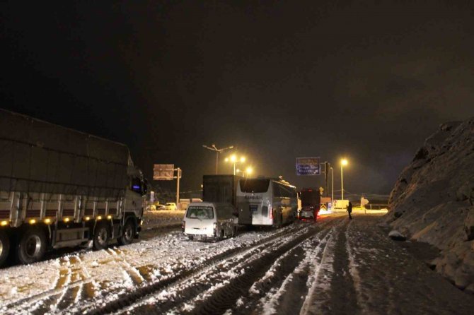 Antalya-konya Kara Yolu’nda Yüzlerce Araç Yolun Açılmasını Bekliyor