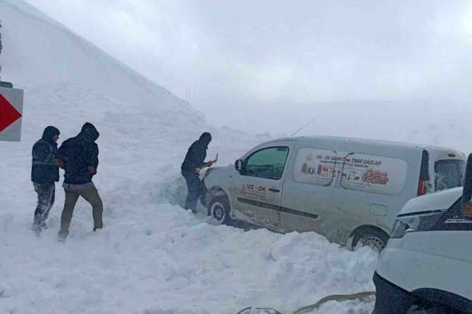 Ardahan-artvin Karayolu Üzerindeki Sahara Geçidi’ne Çığ Düştü: İ̇ş Makinesi Kar Altında Kaldı