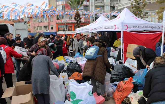 Binlerce Kişi Depremzedeler İçin Meydana Akın Etti