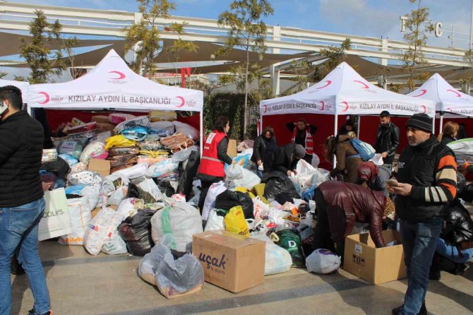 Binlerce Kişi Depremzedeler İçin Meydana Akın Etti