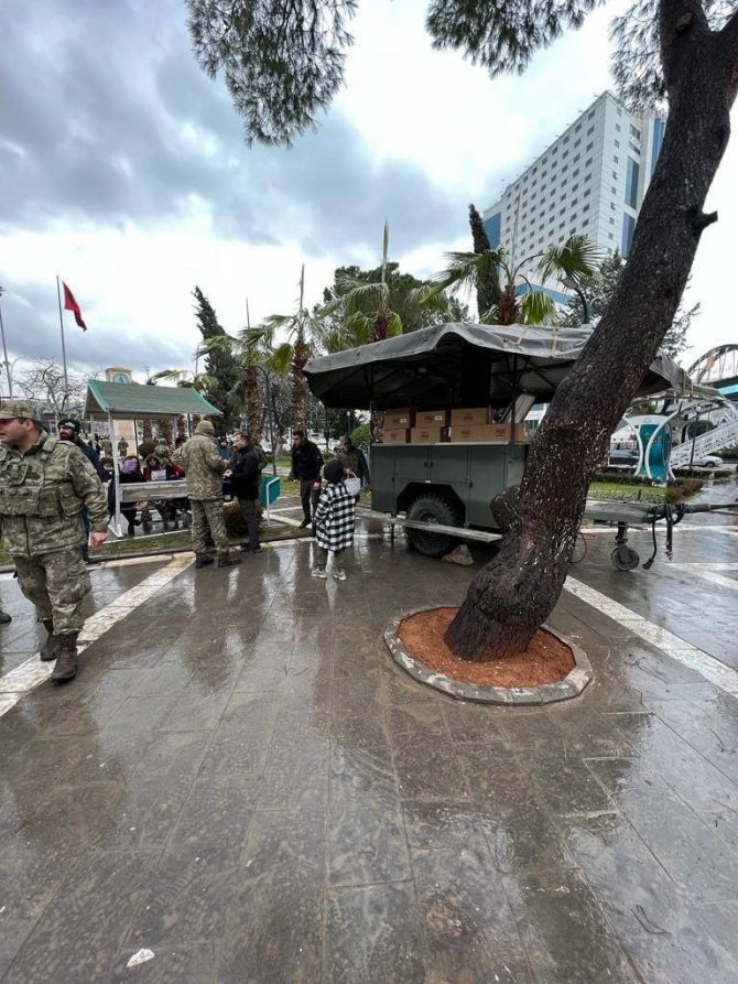 Mehmetçik’ten Malatya’da Depremzedelere Sıcak Yemek Desteği