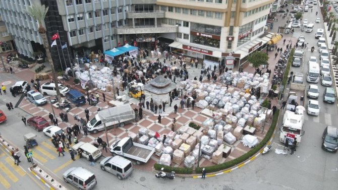 Nazilli’de 5 Tır Ve 2 Kamyon Dolusu Yardım Malzemesi Toplandı