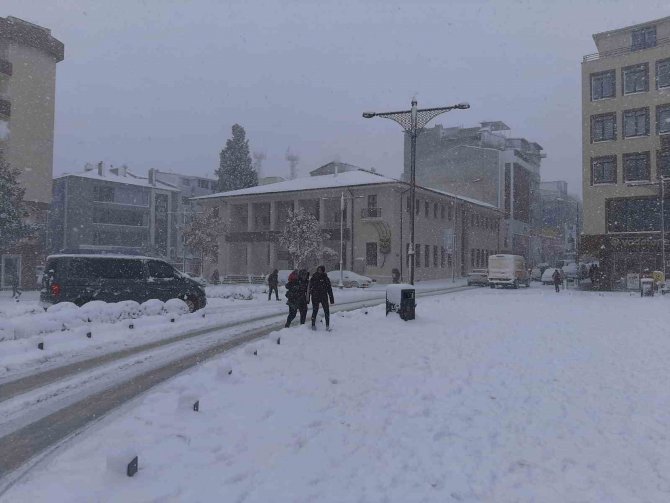 Balıkesir’de Kar Etkili Olmaya Devam Ediyor