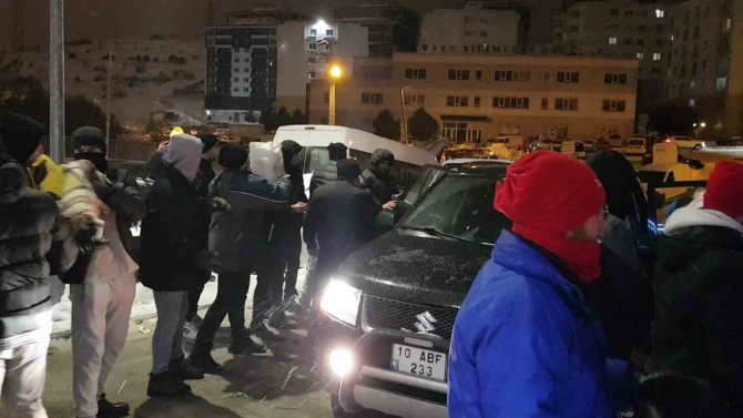 Balıkesir Depremzedeler İçin Kenetlendi