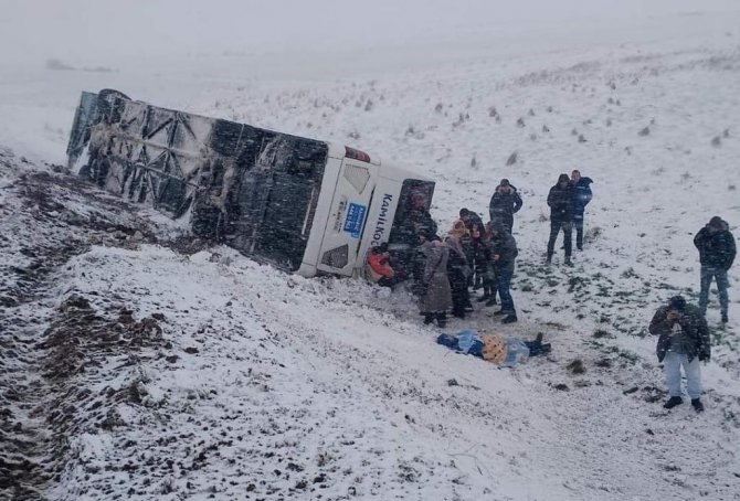 Kamil Koç’a Ait 2 Otobüs 5 Kilometre Arayla Karda Yan Yattı