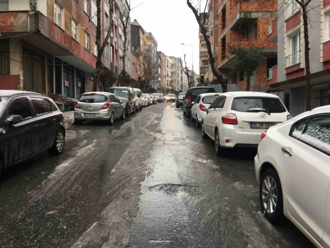 İ̇stanbul’a Beklenen Kar Yağışı Geldi Sevinci Yarım Kaldı “Deprem Nedeniyle Üzüntümüz Daha Ağır Basıyor”