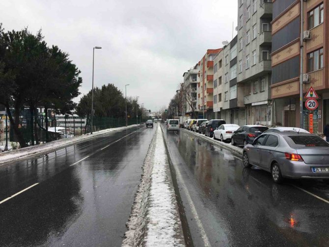 İ̇stanbul’a Beklenen Kar Yağışı Geldi Sevinci Yarım Kaldı “Deprem Nedeniyle Üzüntümüz Daha Ağır Basıyor”