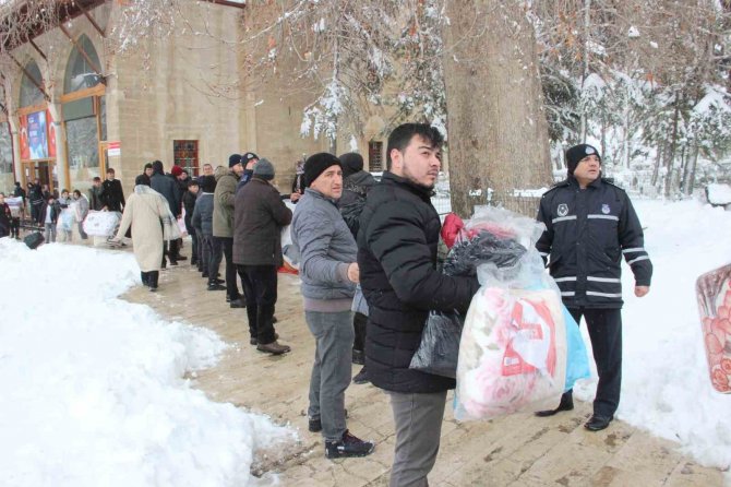 Karaman’da Vatandaşlar Depremzedeler İçin Seferber Oldu