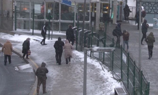 Beylikdüzü’nde Rüzgar Ve Kar Yağışı Etkili Oluyor