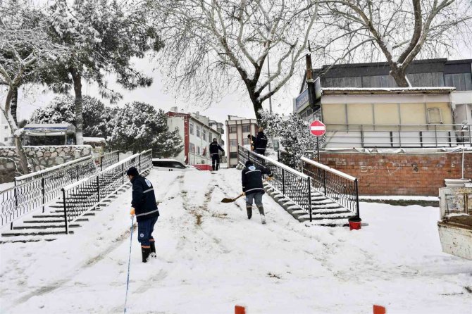 Biga Belediyesi Ekipleri Küreme Ve Tuzlama Çalışmalarını Sürdürüyor