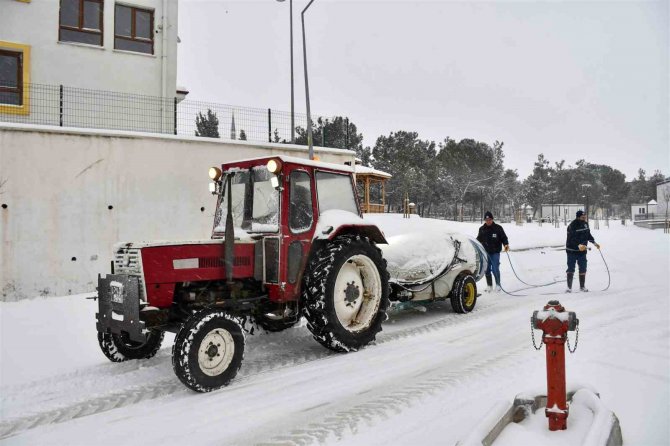Biga Belediyesi Ekipleri Küreme Ve Tuzlama Çalışmalarını Sürdürüyor
