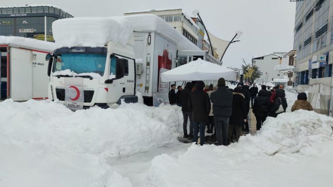 Vatandaşlar Kan Bağışı İçin Sıraya Girdi
