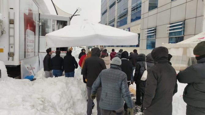 Vatandaşlar Kan Bağışı İçin Sıraya Girdi
