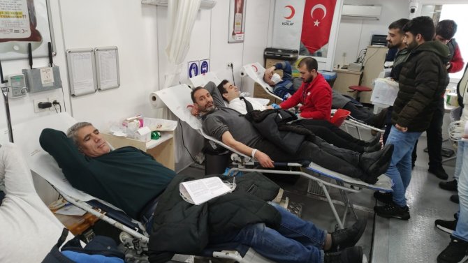 Vatandaşlar Kan Bağışı İçin Sıraya Girdi