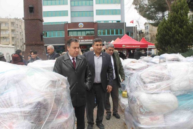 Turgutlulular Deprem Bölgesi İçin Yardım Kampanyasına Akın Etti