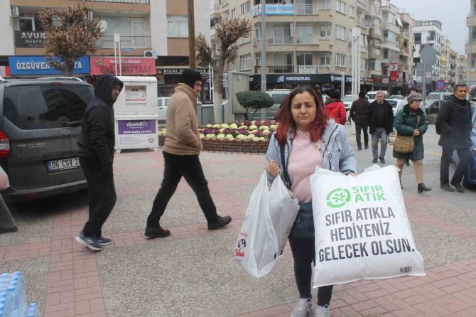 Turgutlulular Deprem Bölgesi İçin Yardım Kampanyasına Akın Etti